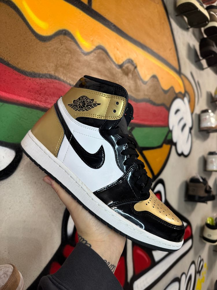 Air Jordan 1 Retro Gold Toe 